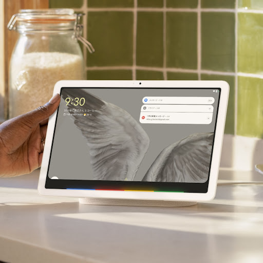 充電スピーカーホルダーに置いたGoogle Pixel Tablet